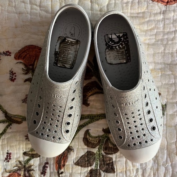 Native Jefferson Slip-On Sneaker - Silver Sparkle, Junior 2 - Picture 2 of 9